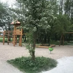 Na czym postawić plac zabaw, aby zapewnić bezpieczeństwo dzieciom?
