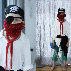 Chłopiec w stroju pirata: czarna bandama z czaszką, opaska na oko, czerwona broda z włóczki, biała koszula, zielone spodnie. Jak zrobić strój pirata dla chłopca.