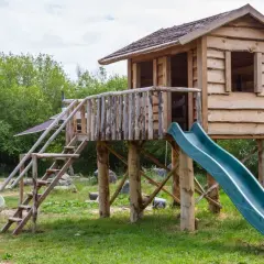 Jak zbudować plac zabaw dla dziecka – krok po kroku z bezpieczeństwem
