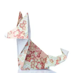 Origami z papieru w kwiaty, przedstawiające siedzącego kota. Zobacz, jak zrobić koci ogon, składając papier krok po kroku.