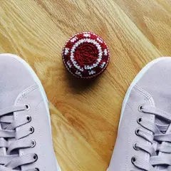 Różowe trampki i czerwono-biała zośka na drewnianej podłodze. Czas nauczyć się, jak się gra w zośkę!