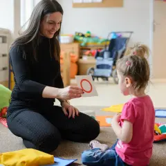 Sensoryczny zakątek: Odkryj terapie wspierające dzieci i seniorów