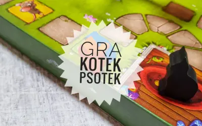 Plansza gry Kotek Psotek z czarnym kotkiem i myszką.