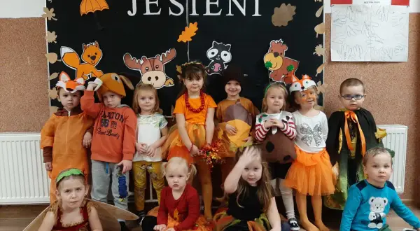 Dzieci w jesiennych strojach na balu jesieni. Wesołe stroje lisów, jeży, muchomorów i innych leśnych stworzeń.