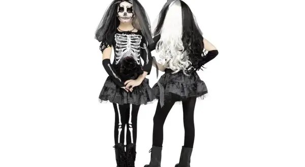 Dwie dziewczynki w strojach szkieletów na Halloween, jedna z przodu, druga z tyłu.