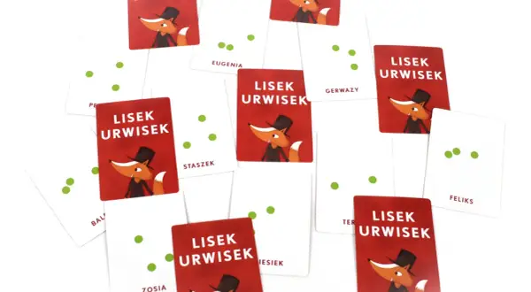 Karty z gry "Lisek Urwisek grają" rozsypane na białym tle. Wesoły lisek w cylindrze zachęca do zabawy.