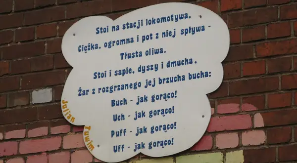 Julian Tuwim Lokomotywa tekst do druku. Wiersz o parowej lokomotywie, która stoi na stacji i sapie.