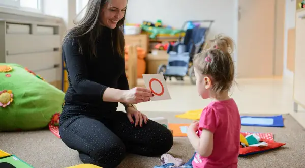 Sensoryczny zakątek: Odkryj terapie wspierające dzieci i seniorów