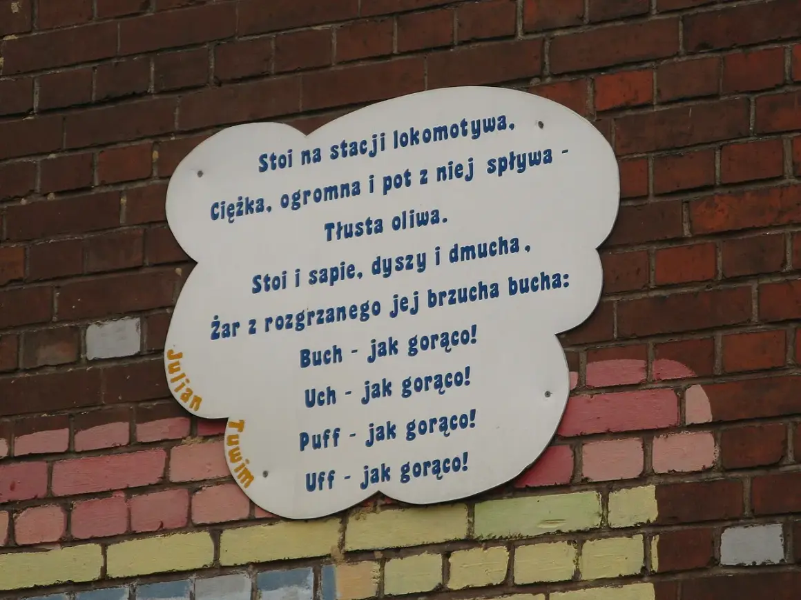 Julian Tuwim Lokomotywa tekst do druku. Wiersz o parowej lokomotywie, która stoi na stacji i sapie.