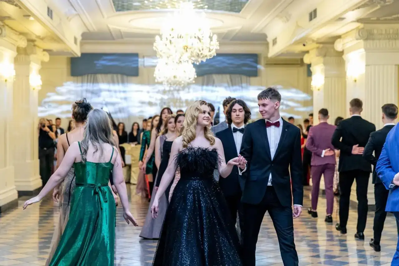 Strój do poloneza: Jak wybrać idealną sukienkę i garnitur?