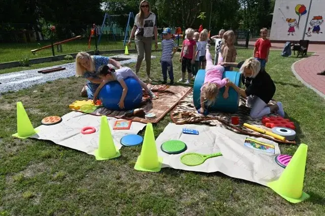 Zdjęcie Leśna ścieżka sensoryczna: jak wspiera rozwój dzieci w naturze